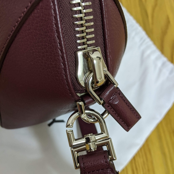 GIVENCHY Small Leather Antigona Bag - Picture 5 of 7